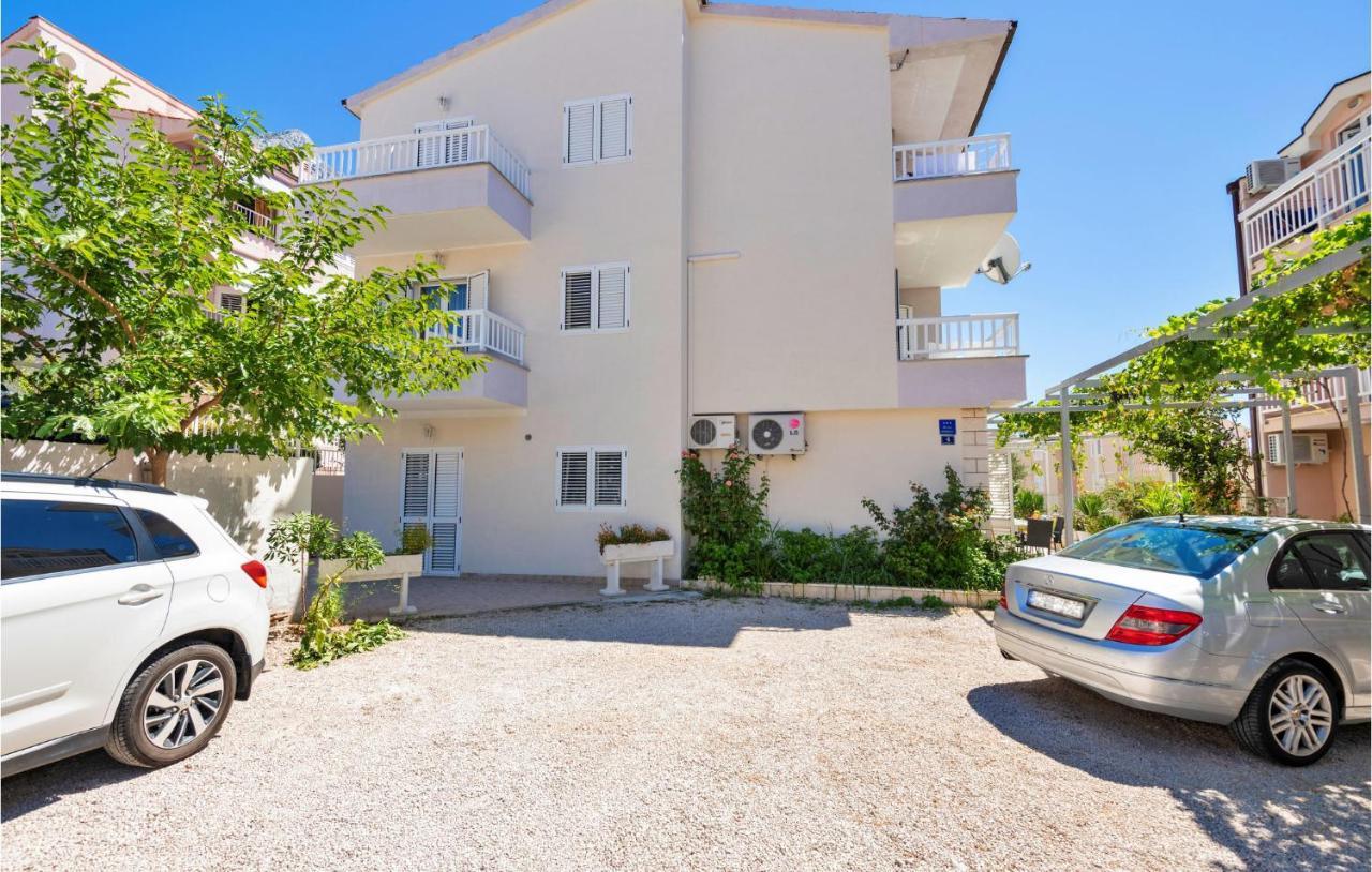 Lovely Apartment In Makarska With Kitchen المظهر الخارجي الصورة