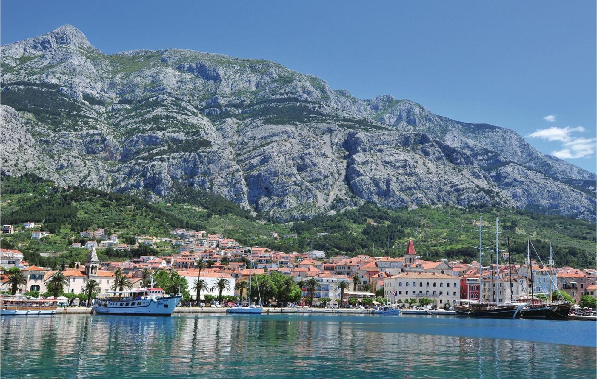 Lovely Apartment In Makarska With Kitchen المظهر الخارجي الصورة